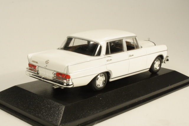 Mercedes 300SE Lang 1965, valkoinen