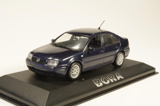 VW Bora, tummansininen