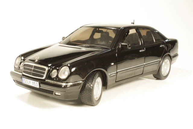 Mercedes E320 (W210) Elegance 1998, musta