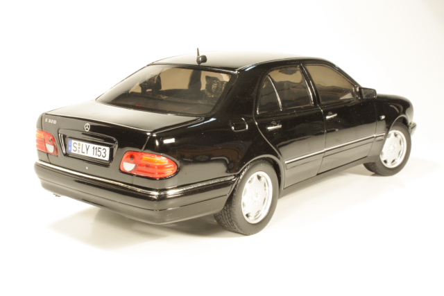 Mercedes E320 (W210) Elegance 1998, musta