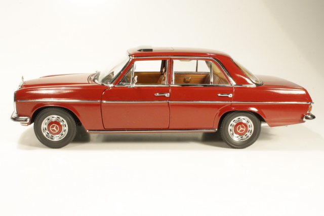 Mercedes 220 (W115) 1973, punainen