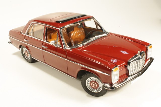 Mercedes 220 (W115) 1973, punainen
