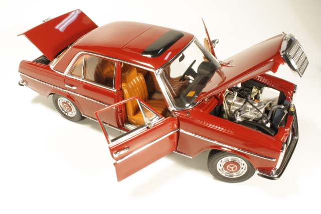Mercedes 220 (W115) 1973, punainen