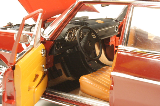 Mercedes 220 (W115) 1973, punainen