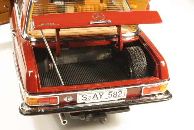 Mercedes 220 (W115) 1973, punainen