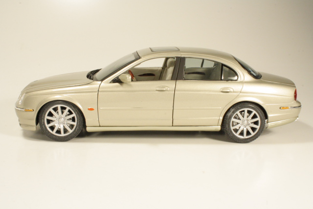 Jaguar S-Type 4.0 V8 Executive 2000, gold