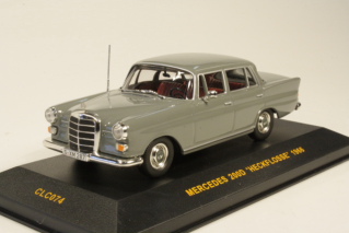 Mercedes 200D Heckflosse (w110) 1966, harmaa