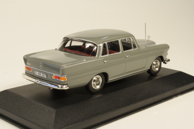 Mercedes 200D Heckflosse (w110) 1966, harmaa