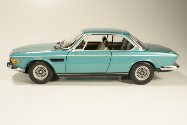 BMW 3.0 CSi 1972, turkoosi