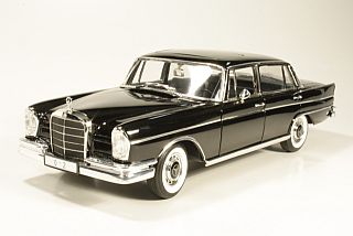 Mercedes 300SE, musta & 2 figuria "50 Years of Revell"