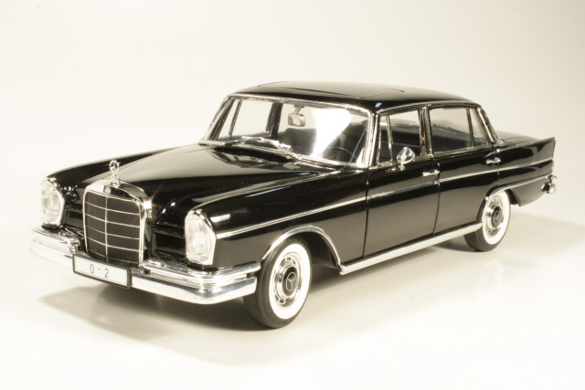 Mercedes 300SE, musta & 2 figuria "50 Years of Revell"