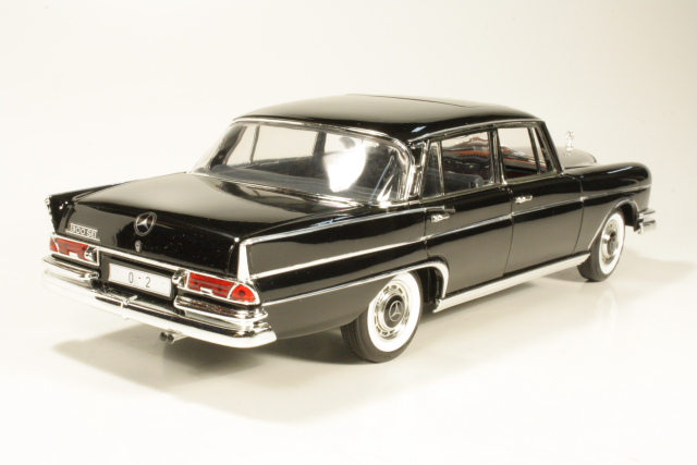 Mercedes 300SE, musta & 2 figuria "50 Years of Revell"
