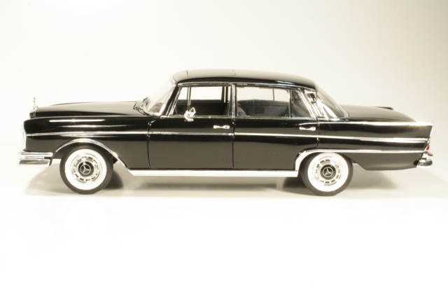Mercedes 300SE, musta & 2 figuria "50 Years of Revell"