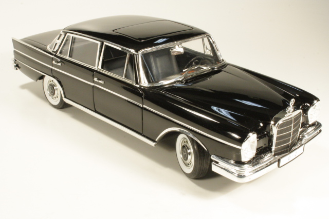 Mercedes 300SE, musta & 2 figuria "50 Years of Revell"