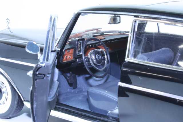 Mercedes 300SE, musta & 2 figuria "50 Years of Revell"