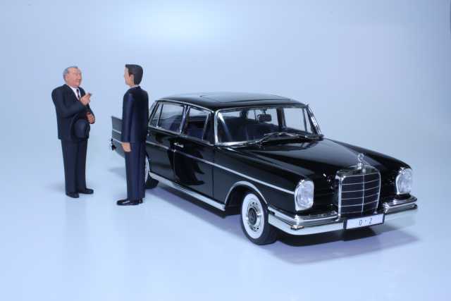 Mercedes 300SE, musta & 2 figuria "50 Years of Revell"