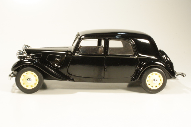 Citroen Traction 11B 1938, musta