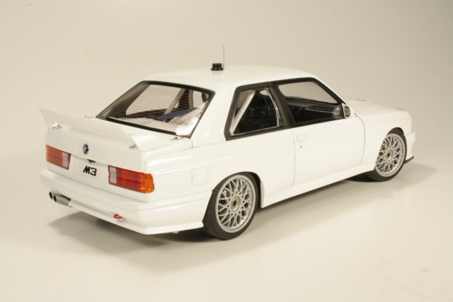 BMW M3 (e30) DTM "Plain Body Version", valkoinen