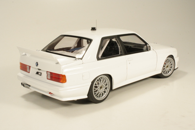 BMW M3 (e30) DTM "Plain Body Version", valkoinen - Sulje napsauttamalla kuva