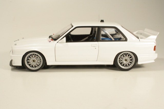 BMW M3 (e30) DTM "Plain Body Version", valkoinen - Sulje napsauttamalla kuva