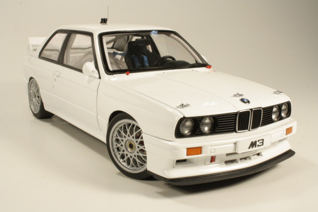 BMW M3 (e30) DTM "Plain Body Version", valkoinen - Sulje napsauttamalla kuva