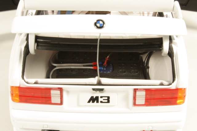 BMW M3 (e30) DTM "Plain Body Version", valkoinen - Sulje napsauttamalla kuva