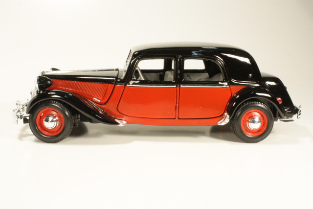 Citroen 15CV, red/black