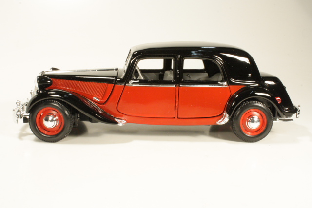 Citroen 15CV, red/black - Click Image to Close