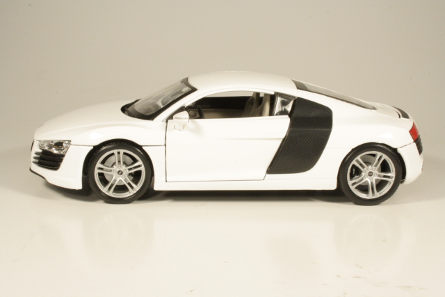 Audi R8, white