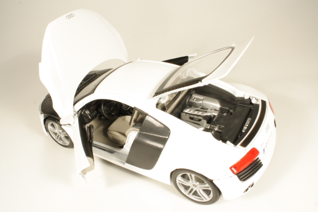 Audi R8, white