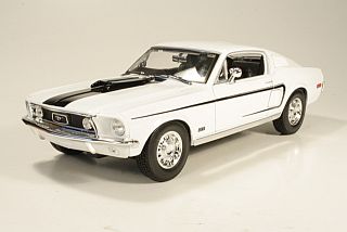 Ford Mustang GT Cobra Jet 1968, valkoinen