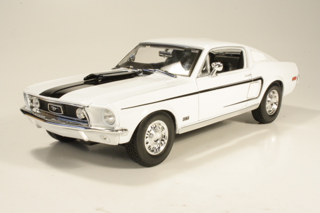 Ford Mustang GT Cobra Jet 1968, valkoinen