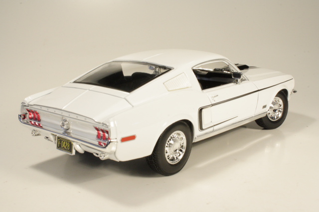 Ford Mustang GT Cobra Jet 1968, valkoinen