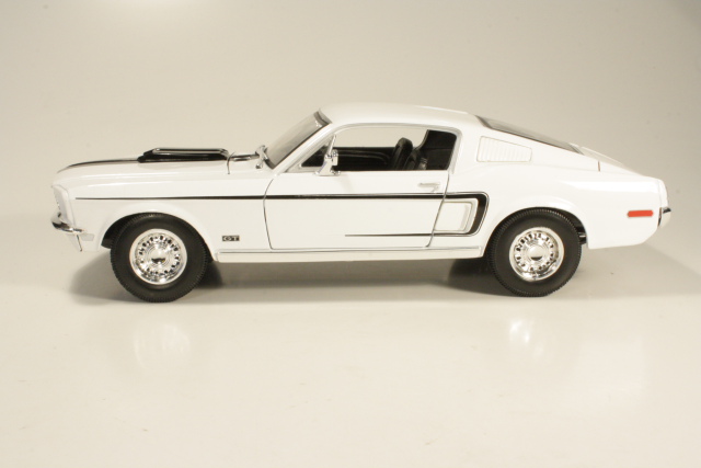 Ford Mustang GT Cobra Jet 1968, valkoinen