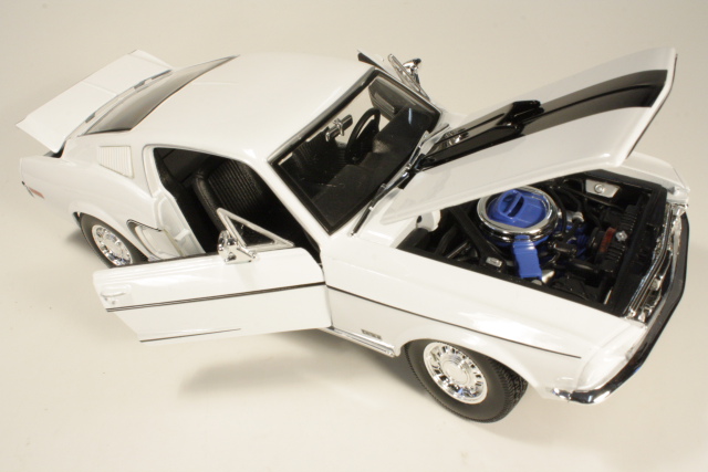 Ford Mustang GT Cobra Jet 1968, valkoinen