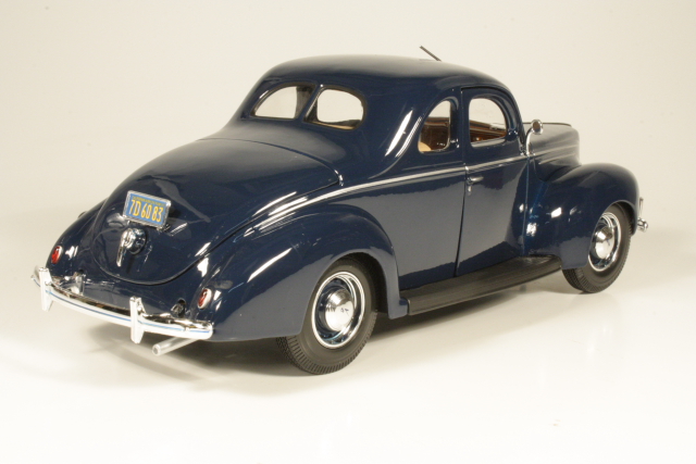 Ford Tudor Deluxe 1939, dark blue