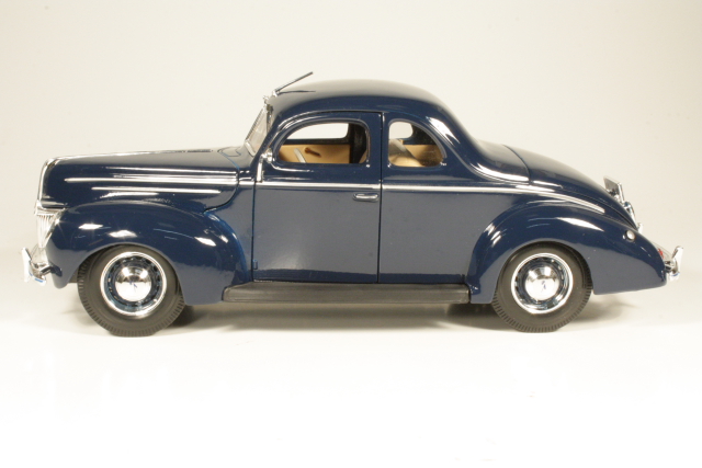 Ford Tudor Deluxe 1939, dark blue