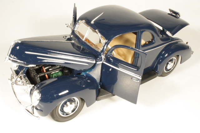 Ford Tudor Deluxe 1939, dark blue