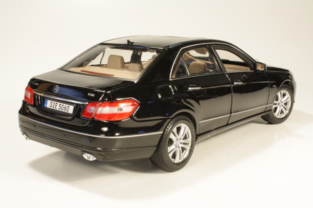 Mercedes E-Class 2009, musta - Sulje napsauttamalla kuva