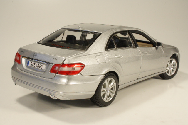 Mercedes E-Class 2009, hopea - Sulje napsauttamalla kuva