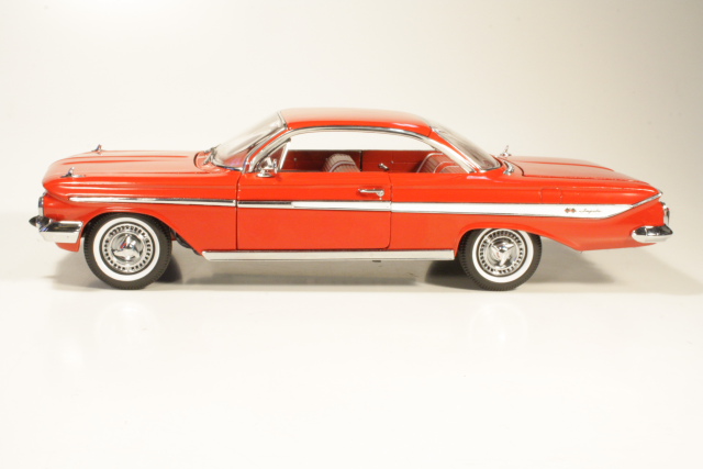 Chevrolet Impala Sport Coupe 1961, punainen