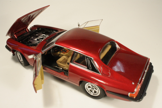 Jaguar XJS 1975, red