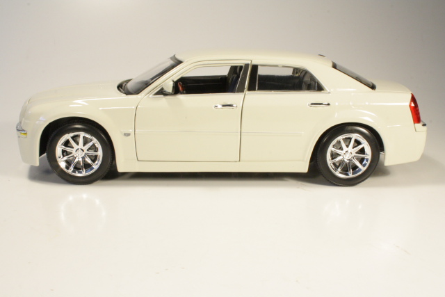 Chrysler 300 C Hemi, white