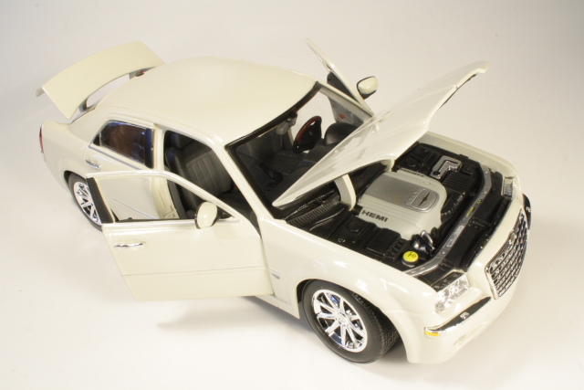 Chrysler 300 C Hemi, valkoinen - Sulje napsauttamalla kuva