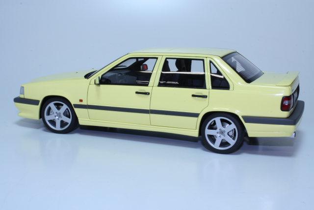 Volvo 850 T5R 1995, light yellow