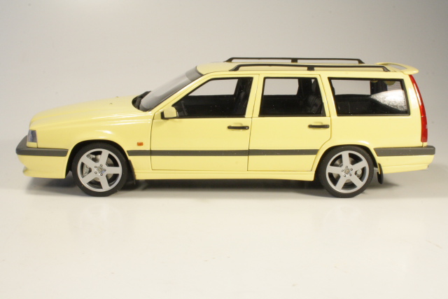 Volvo 850 T5R SW 1995, light yellow