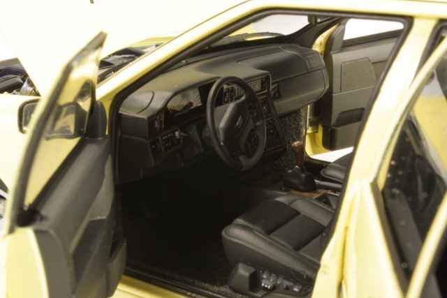 Volvo 850 T5R SW 1995, light yellow