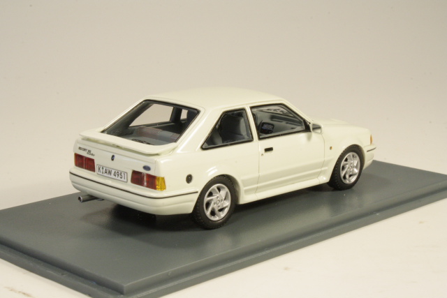 Ford Escort Mk4 RS Turbo 1986, valkoinen