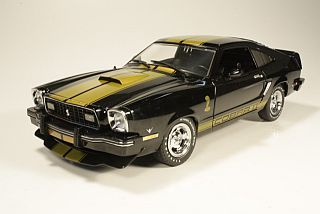 Ford Mustang Cobra II 1977, musta - Sulje napsauttamalla kuva