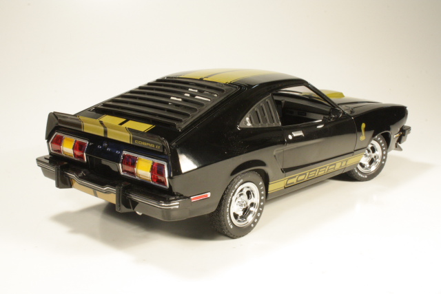Ford Mustang Cobra II 1977, musta